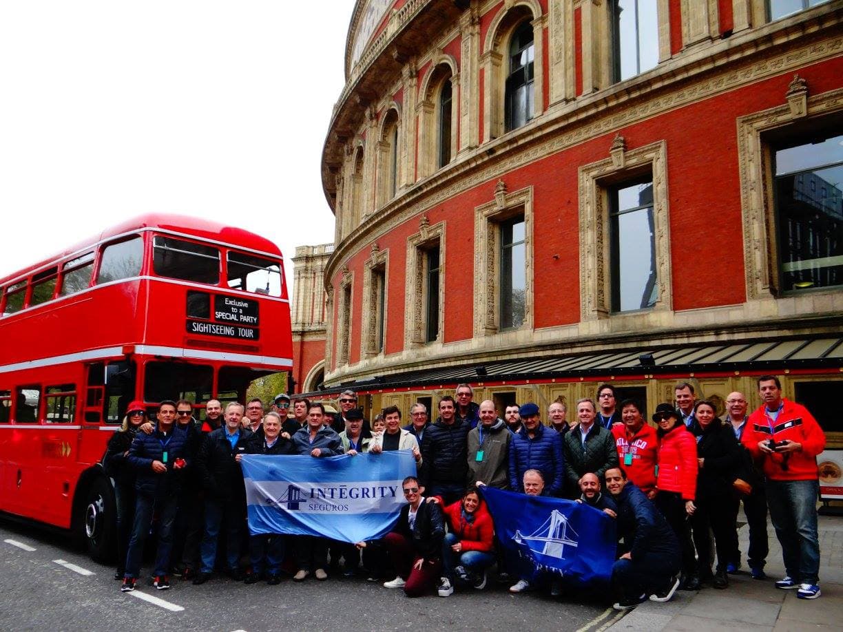 Grupo de incentivo frente al Royal Albert Hall, Londres
