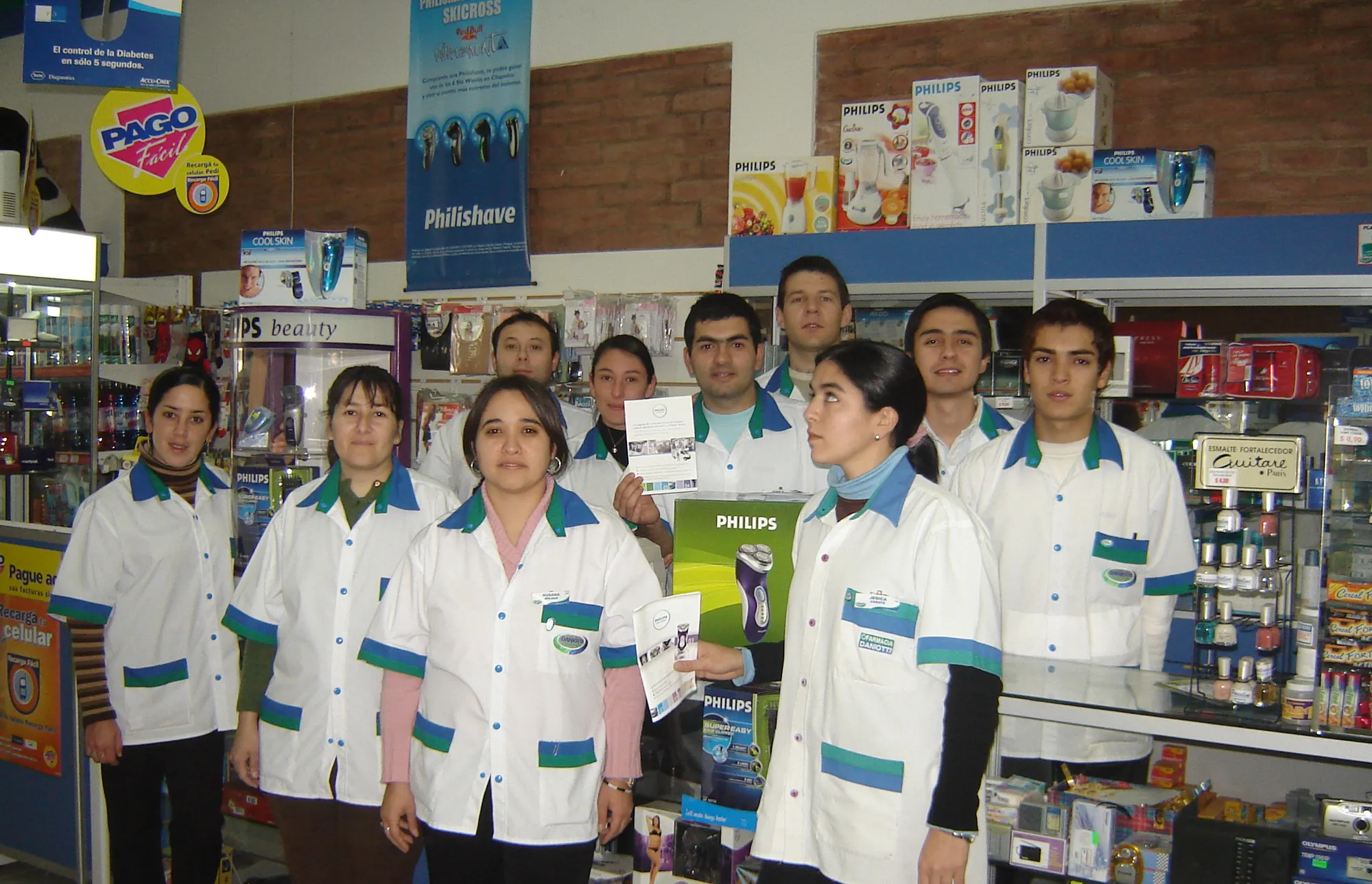 Equipo de vendedores con uniforme en un local, durante un programa de AV Business & Communication para Philips