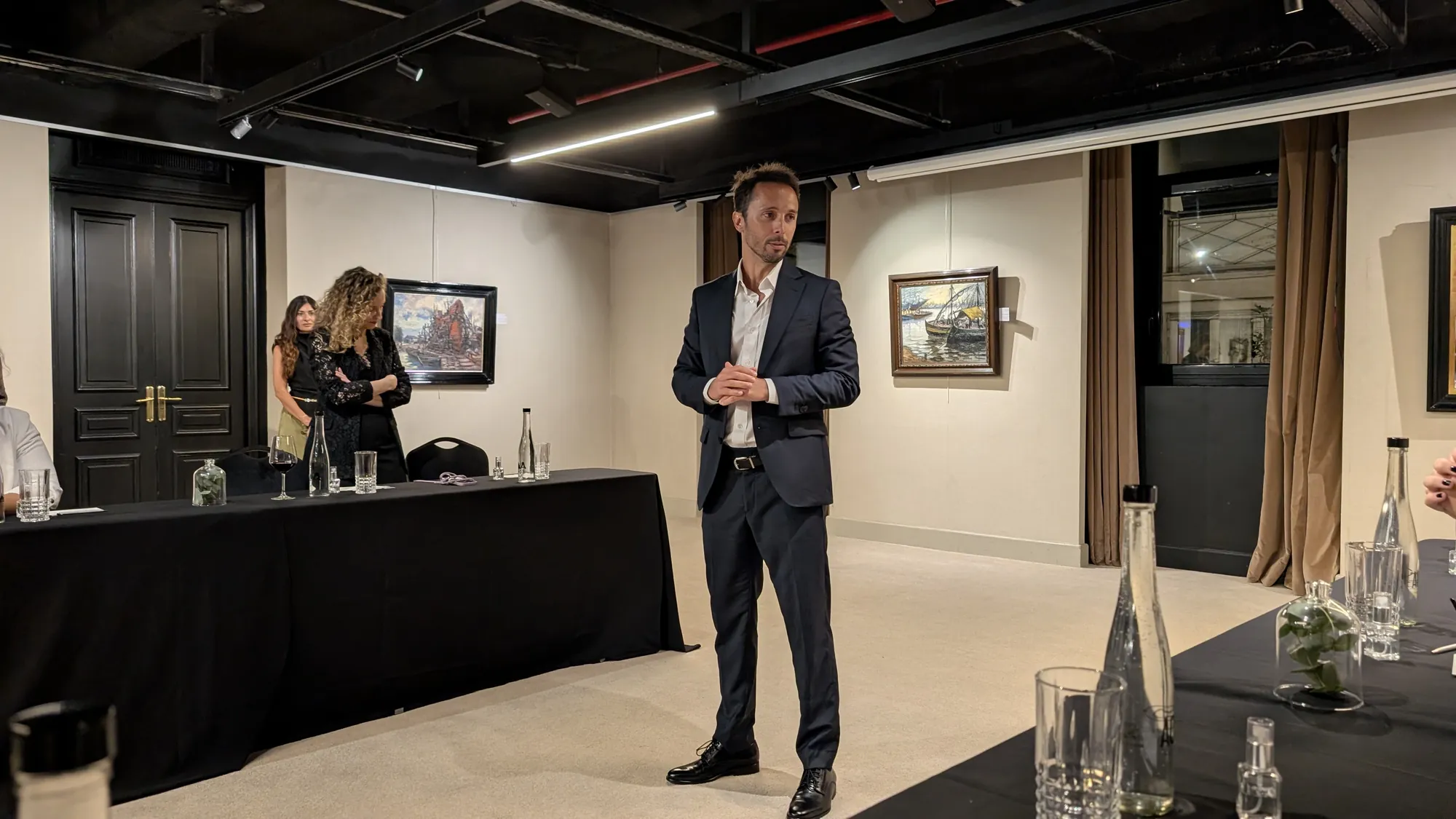 Presentation to a small group in a Meliá Casa Lucía meeting room, at a gathering with AV Business & Communication
