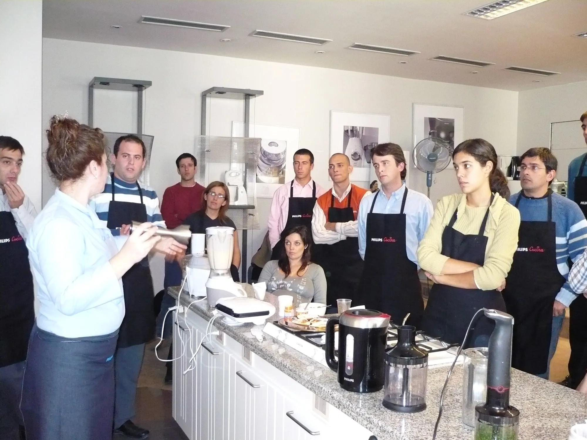 Product training for aproned salespeople in the AV Business & Communication program for Philips