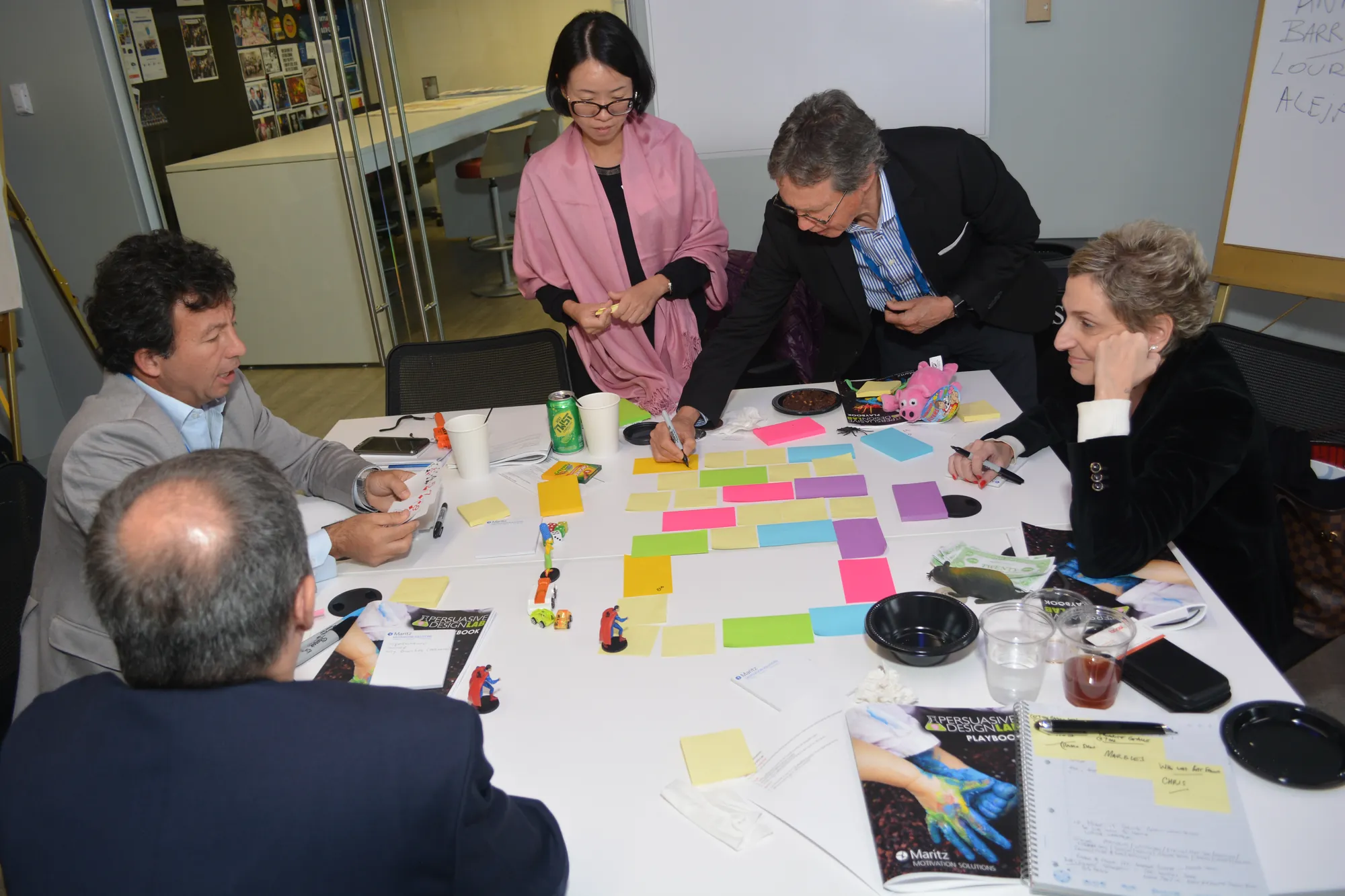 Taller de trabajo con notas adhesivas de colores sobre la mesa, en una sesión con AV Business & Communication
