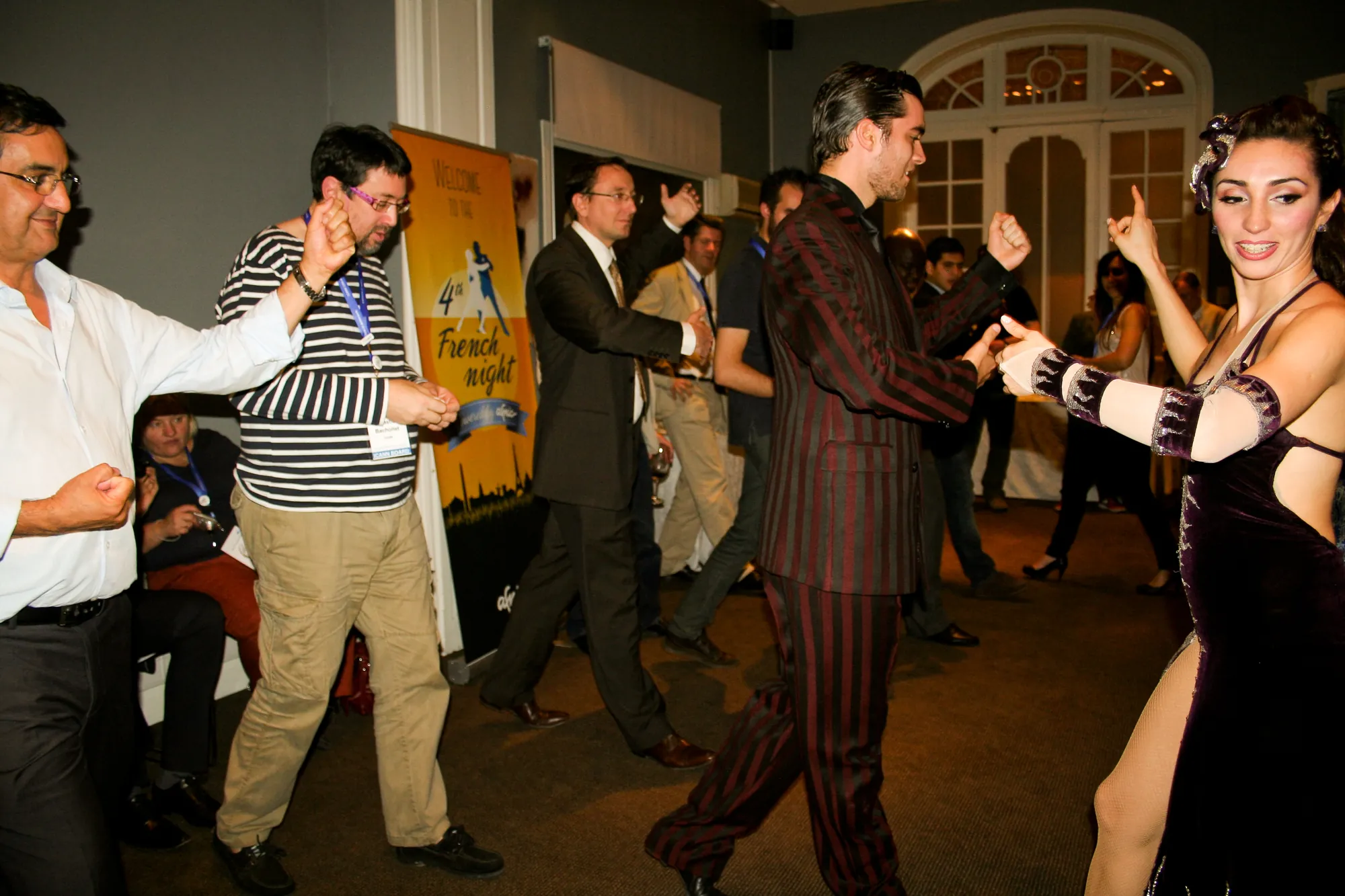 Bailarines de tango sacan a bailar a los invitados en una noche temática en Buenos Aires, organizada por AV Business & Communication