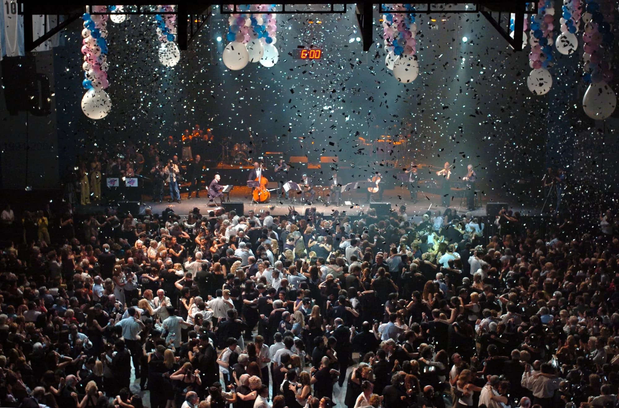 Confetti falling over the crowd at Luna Park during Pago Fácil's 10th-anniversary event, produced by AV Business & Communication