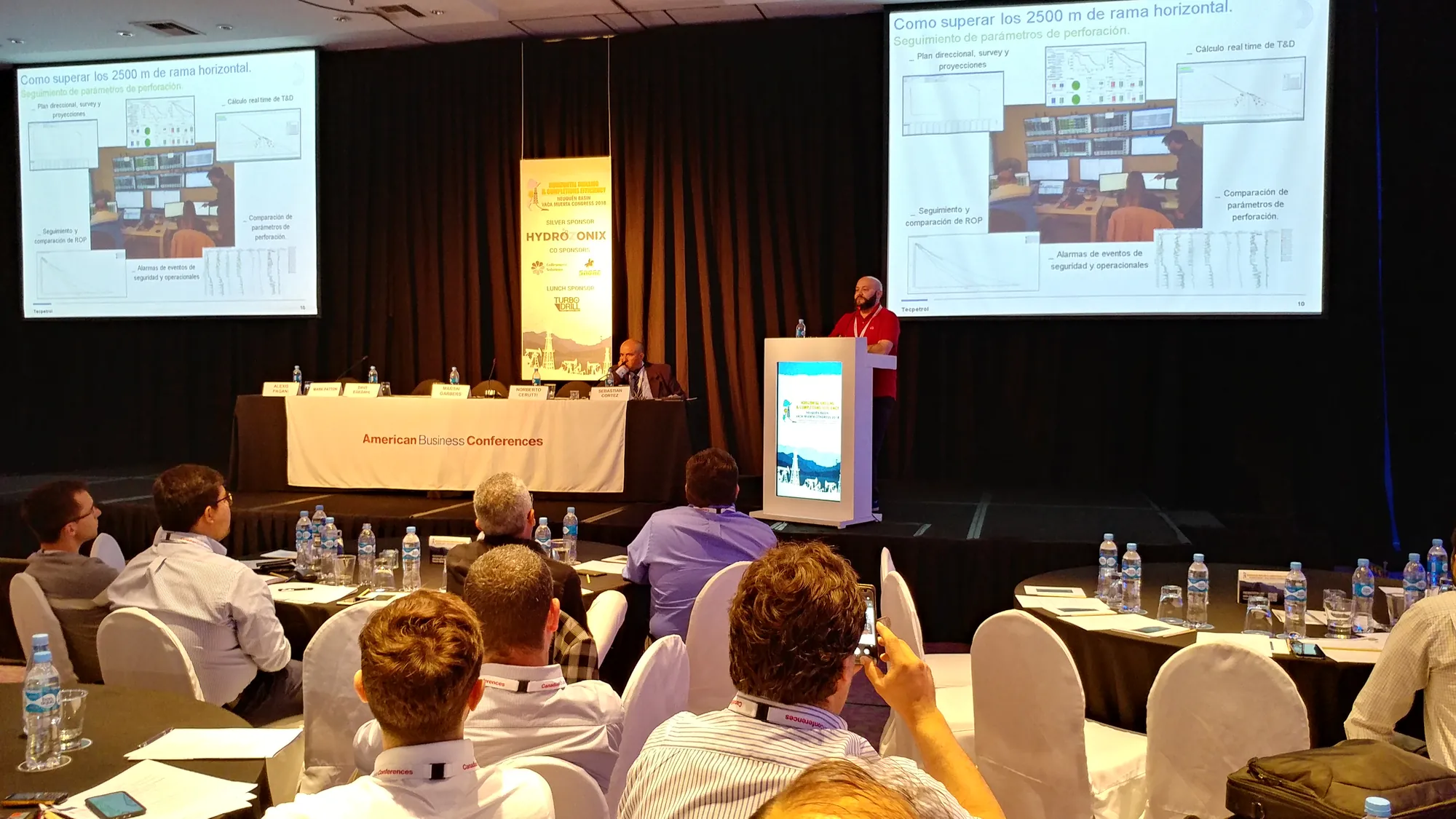 Escenario, atril y pantallas del congreso de Vaca Muerta en Buenos Aires, con AV Business & Communication
