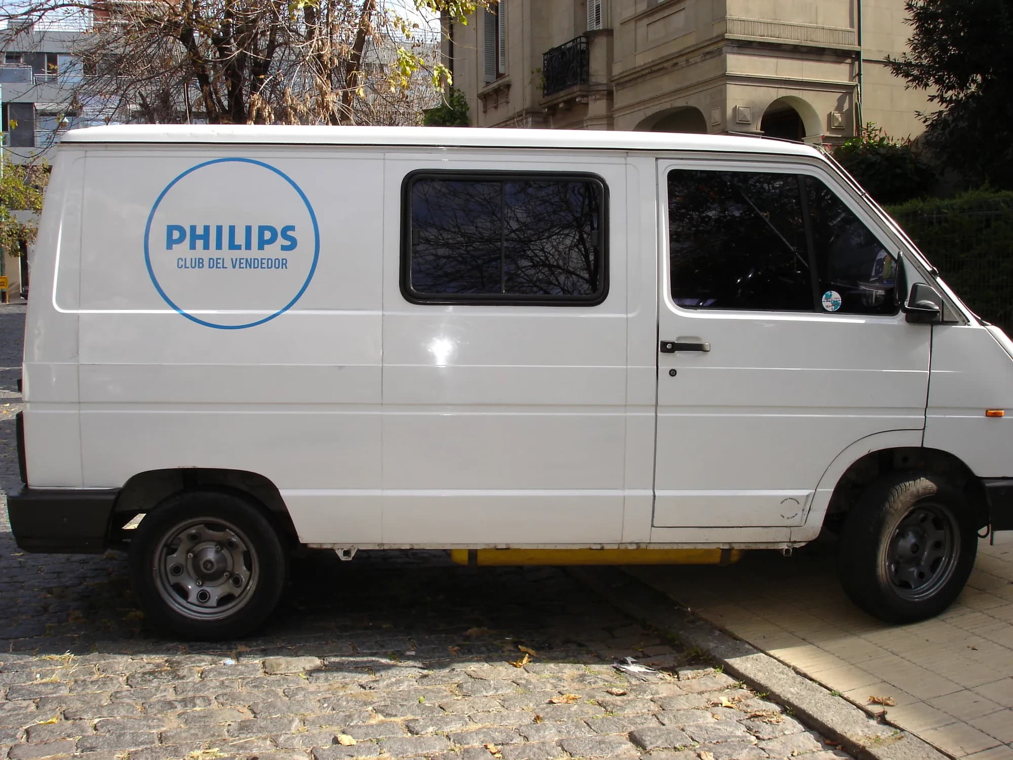 Camioneta con la marca del Club del Vendedor de Philips, vista de costado, en un programa de AV Business & Communication