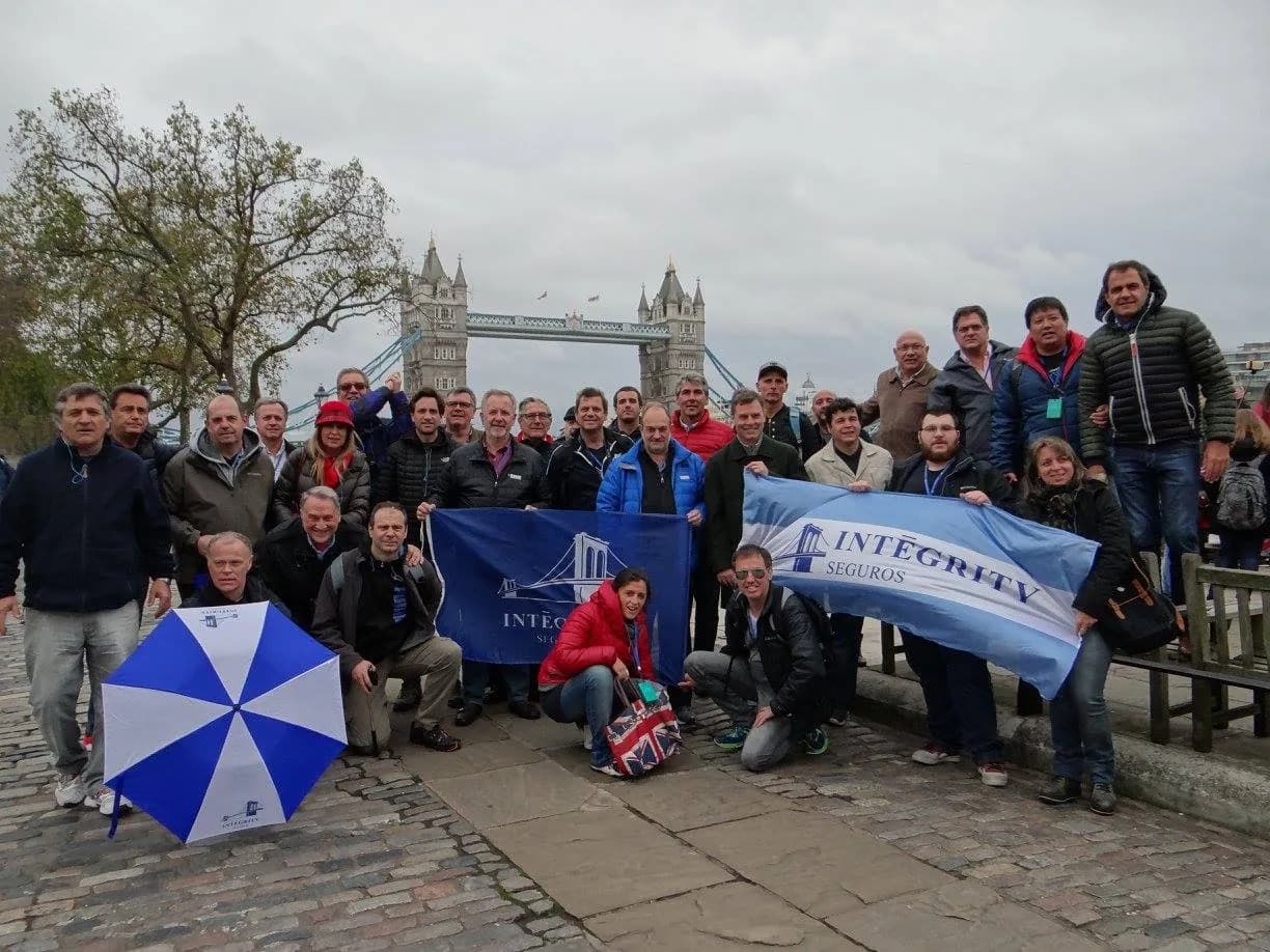 Grupo de incentivo frente al Tower Bridge, Londres