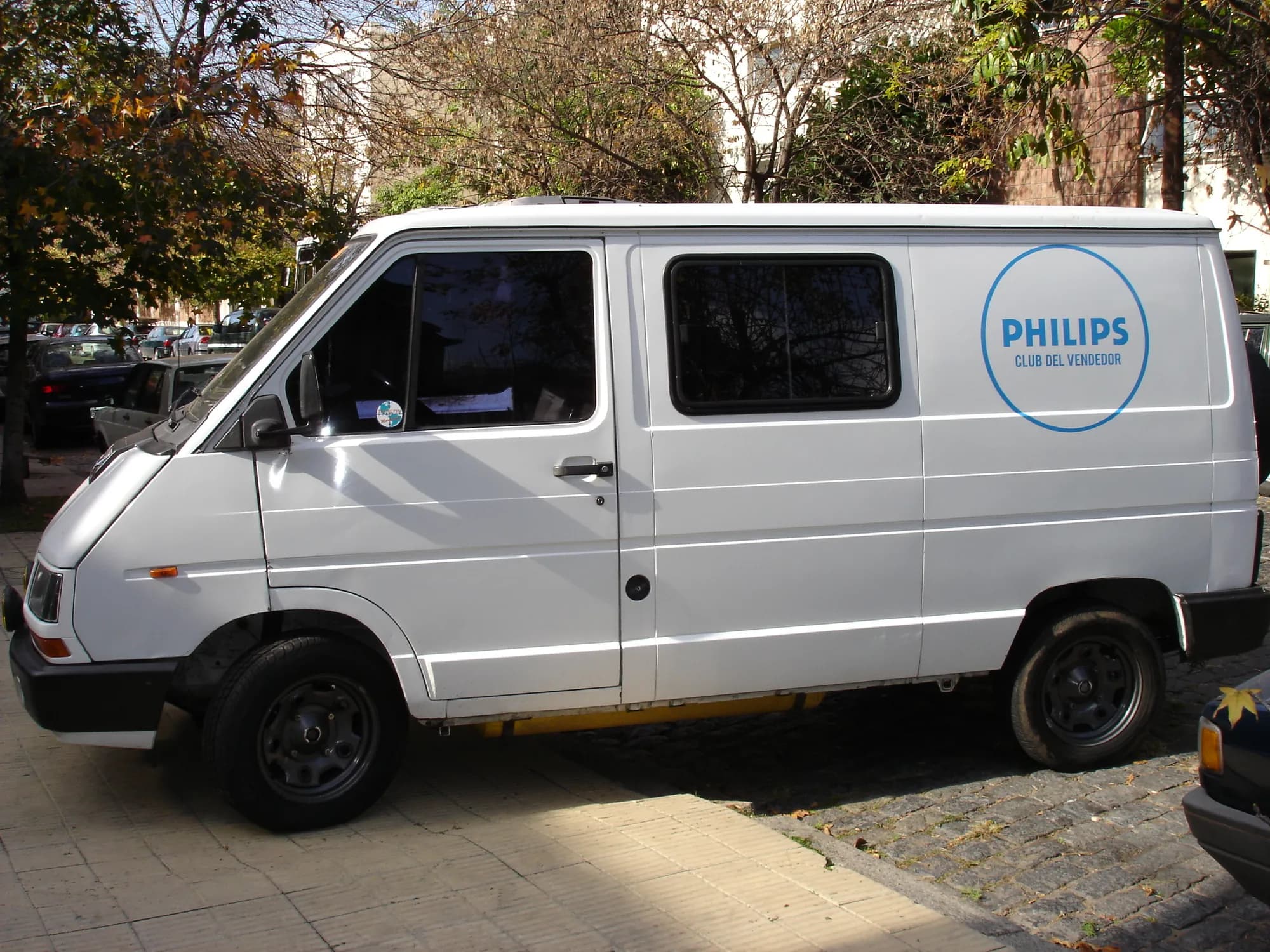 Camioneta ploteada con la marca del Club del Vendedor de Philips, en un programa de AV Business & Communication