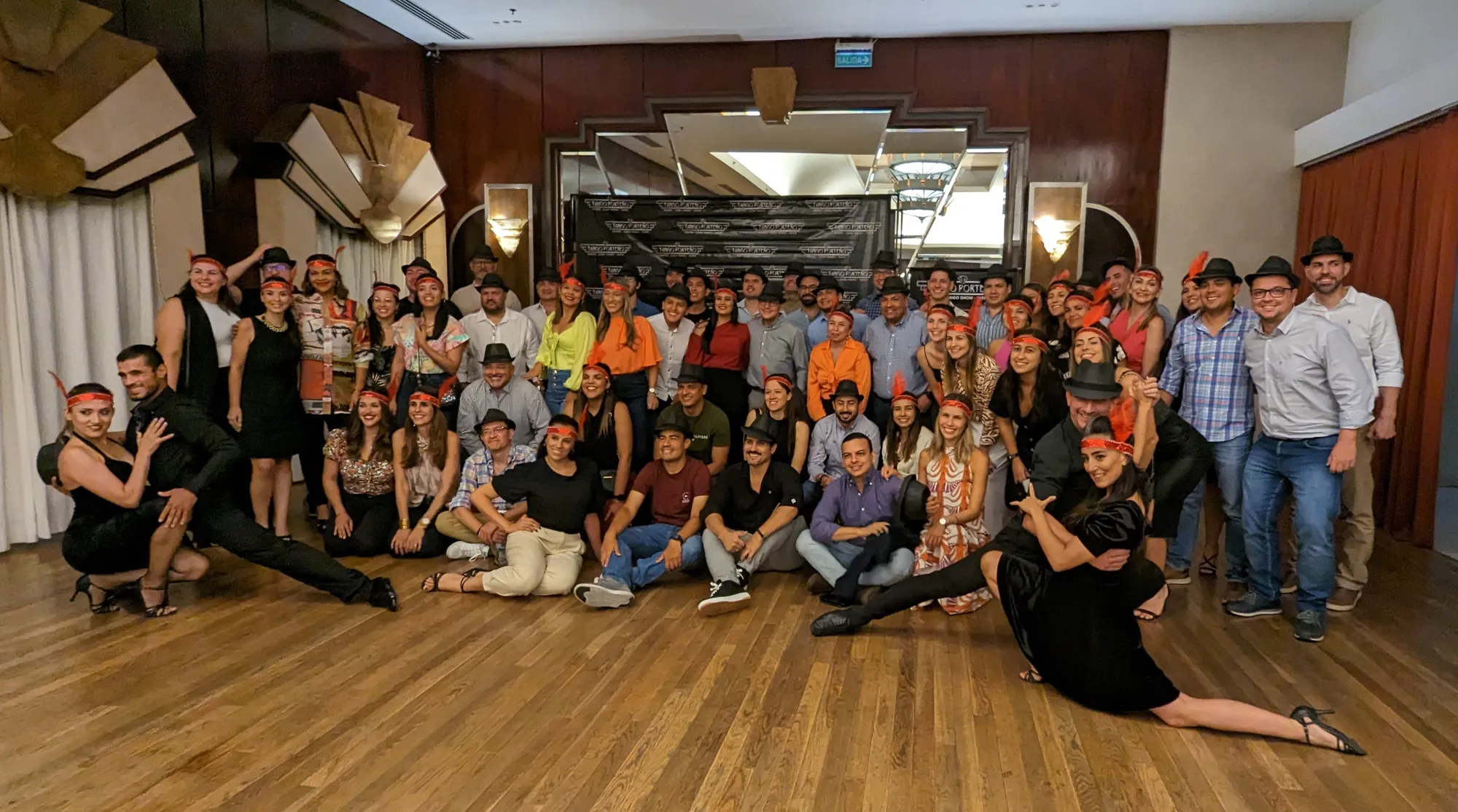 Equipo completo posando al cierre de un tango challenge de team building de AV Business & Communication