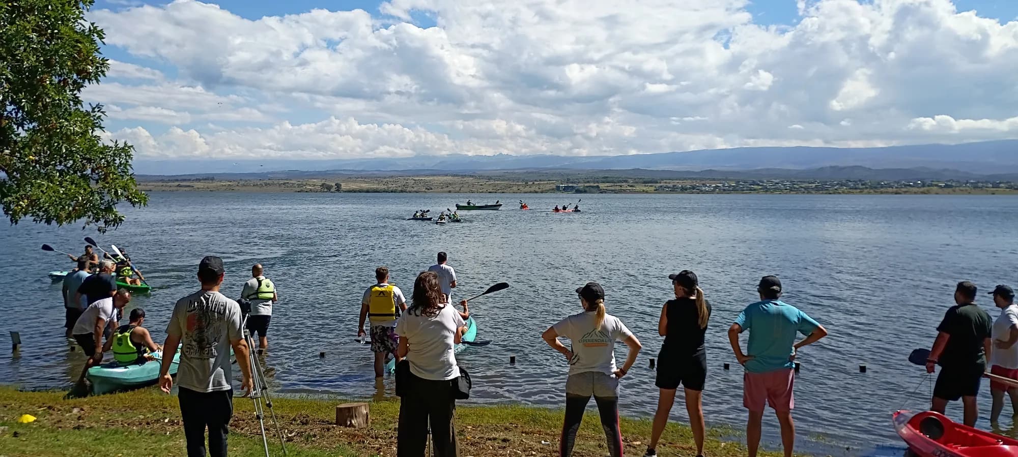 Actividad de team building de AV Business & Communication a orillas de un lago en Córdoba, con kayaks en el agua