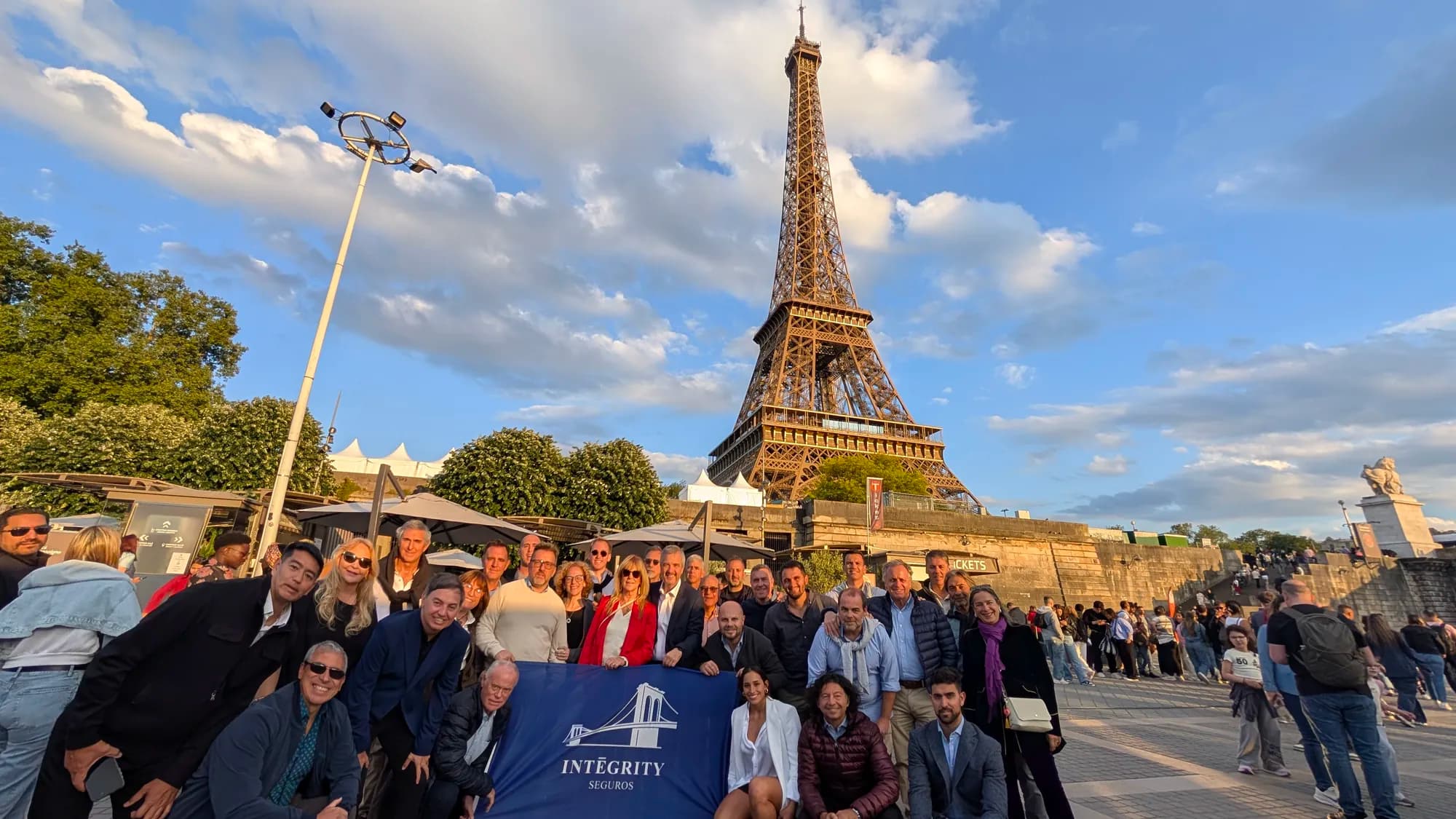 Grupo de incentivo de AV Business & Communication frente a la Torre Eiffel, en París