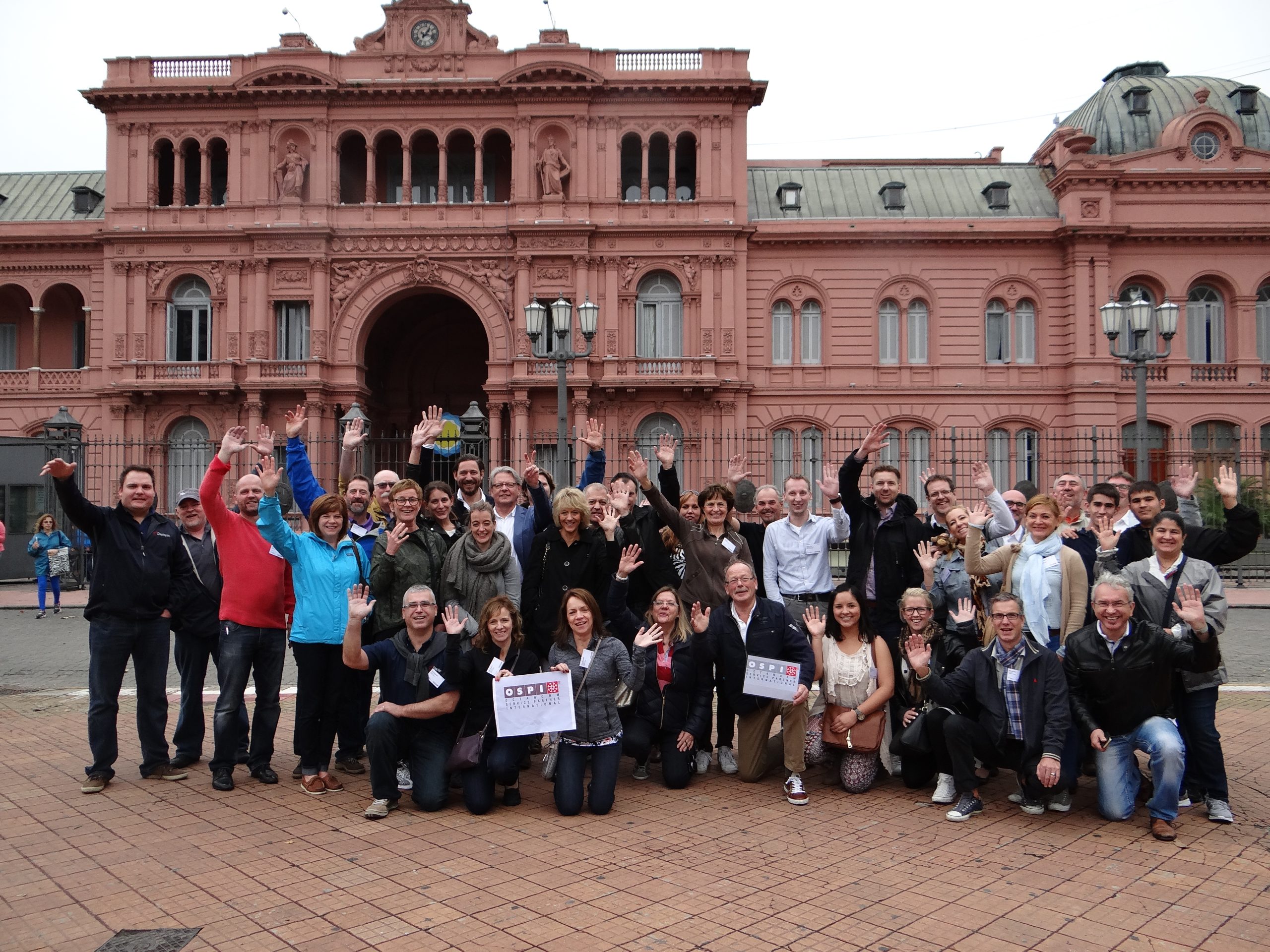 Grupo internacional de incentivo frente a la Casa Rosada, Buenos Aires