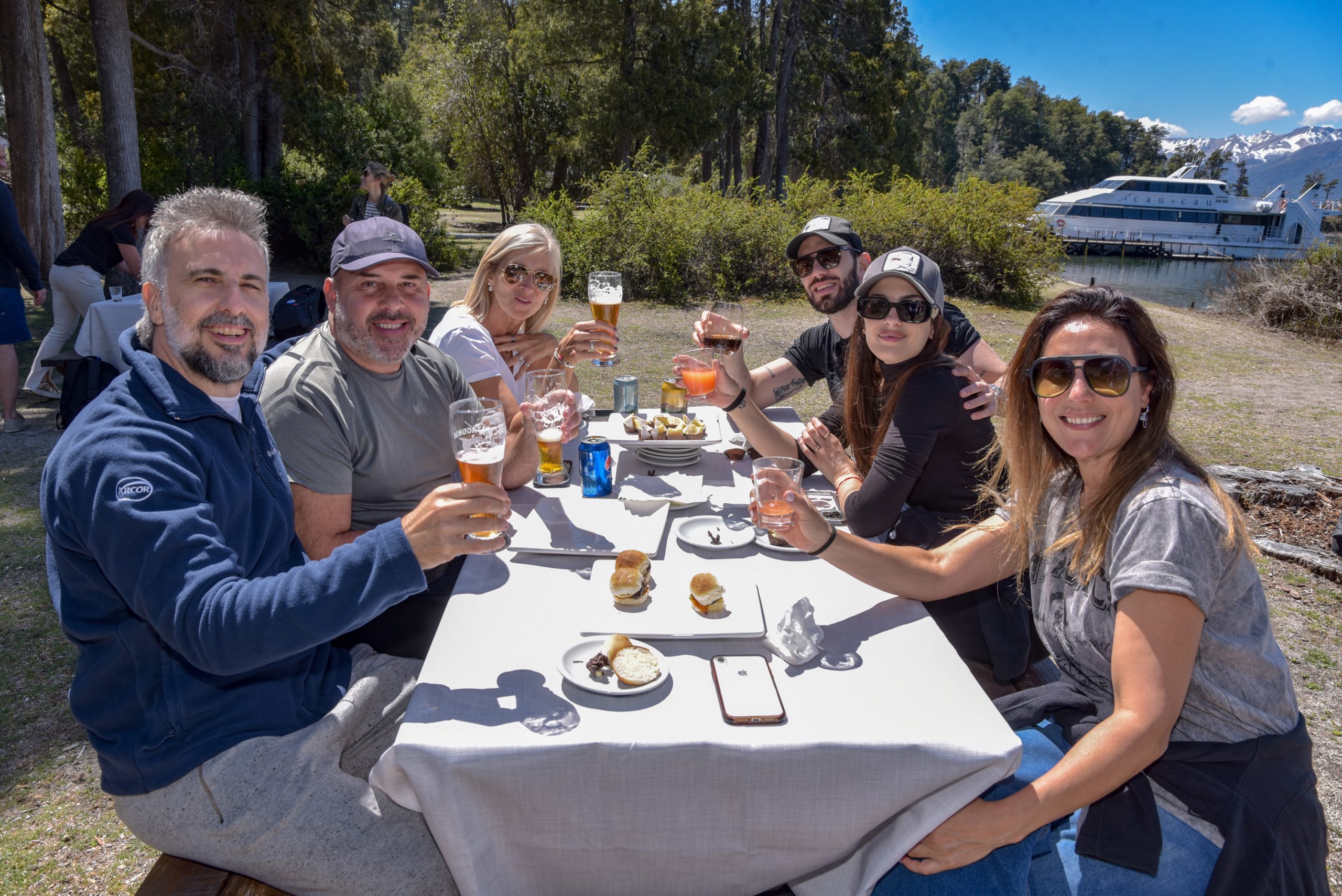Almuerzo en destino Bariloche con vista al lago y montanas nevadas