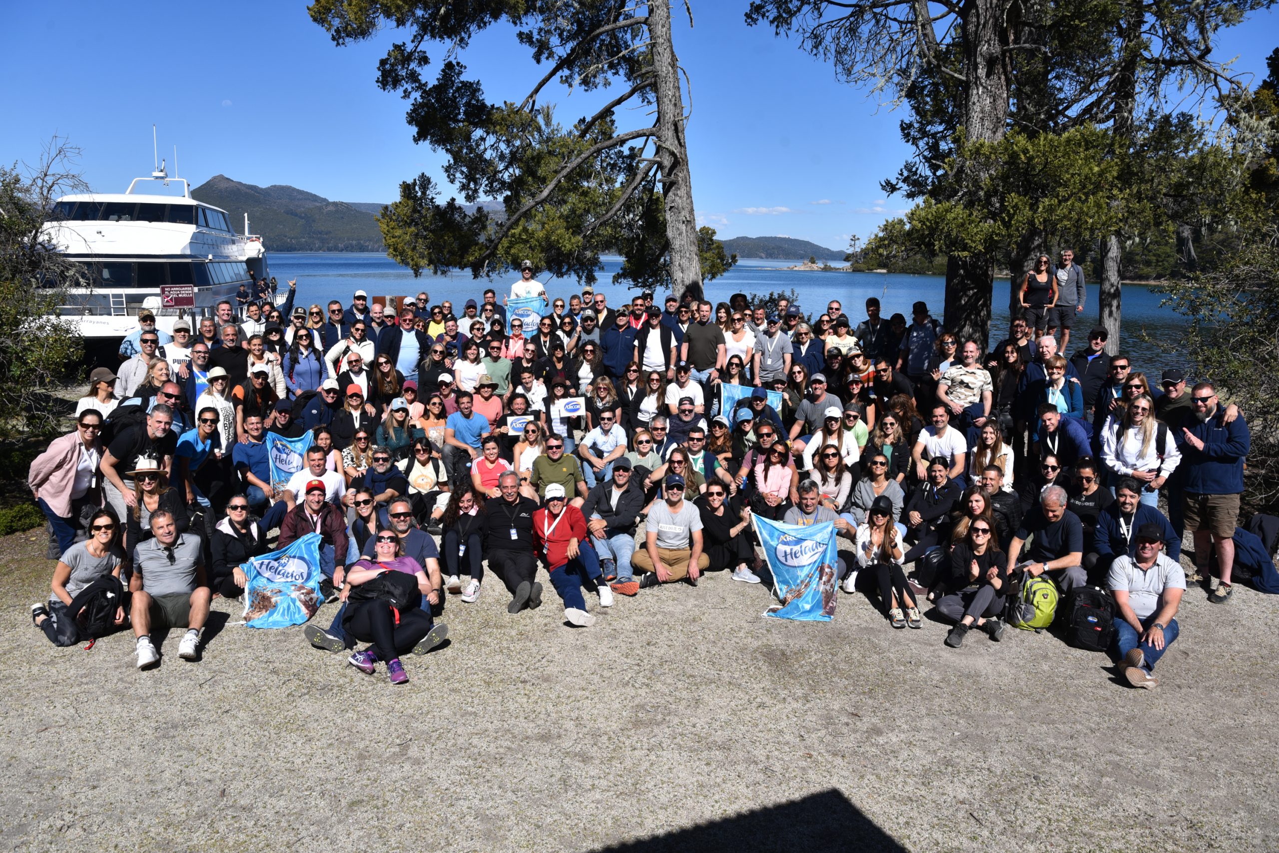Grupo grande de incentivo en Bariloche frente al lago Nahuel Huapi