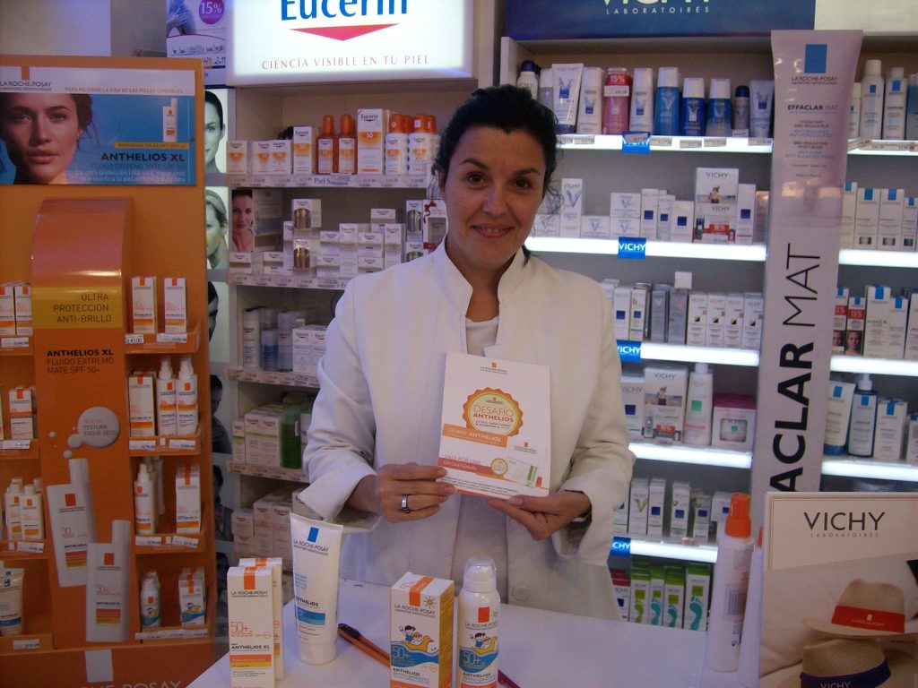 Vendedora de farmacia con Desafio Anthelios y gift card - AV Business