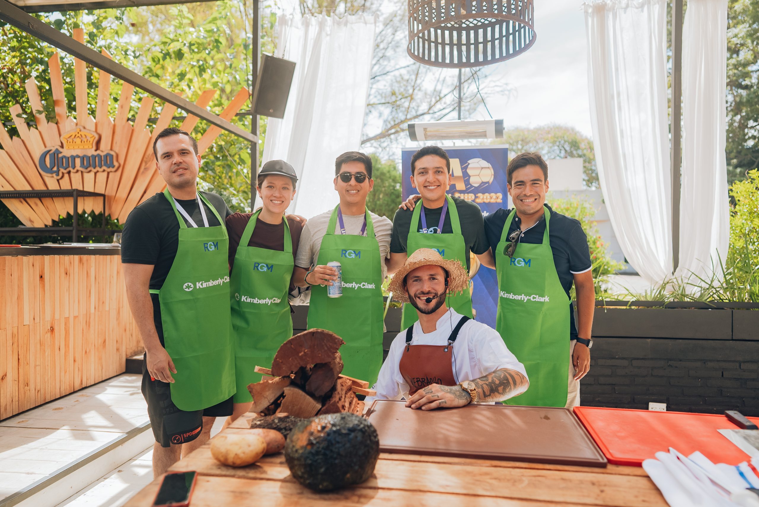 Equipo con delantales de marca compitiendo en el Asado Challenge