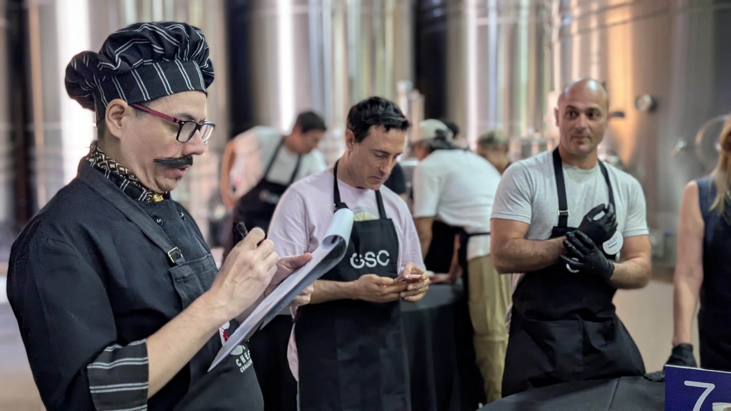 Jurado evaluando el Chef Challenge dentro de una bodega en Mendoza