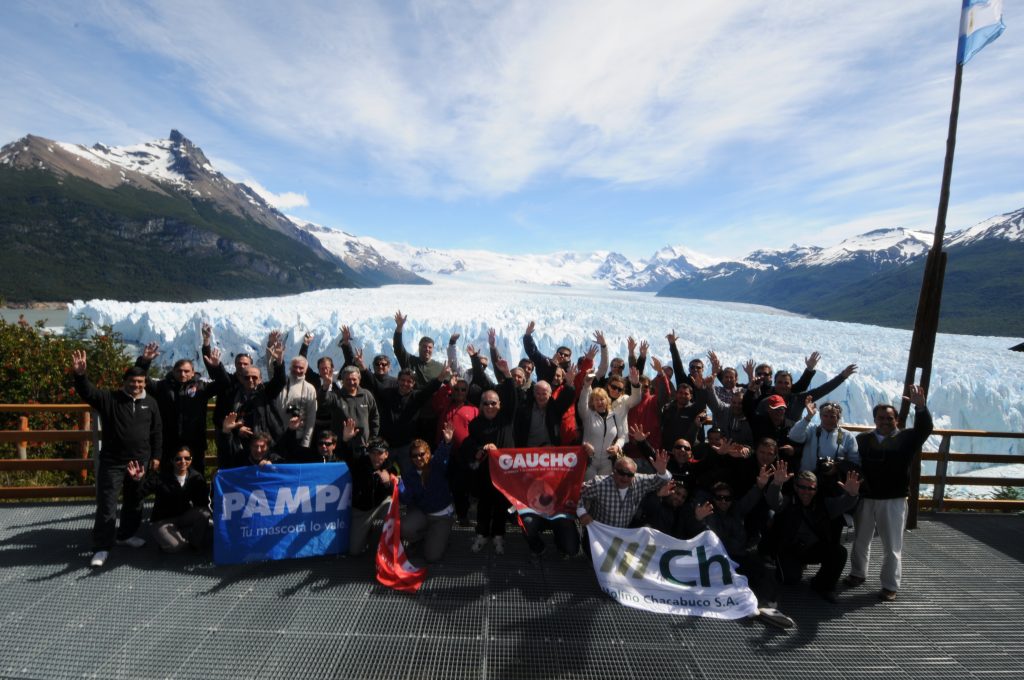 Desafío Molino Chacabuco - grupo ganador frente al Glaciar Perito Moreno - AV Business