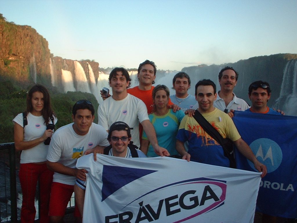 Campana Motofiestas Motorola - grupo en Cataratas del Iguazu al atardecer - AV Business