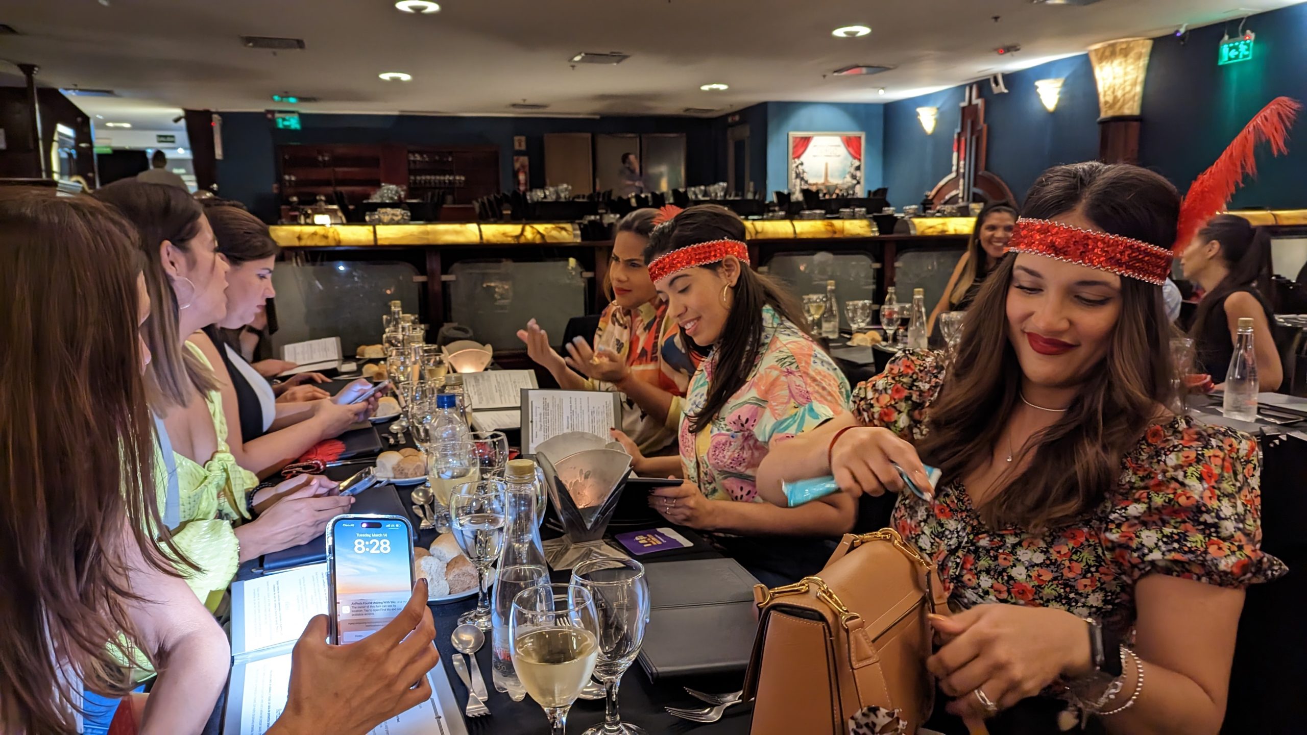 Grupo con vinchas de plumas antes de la presentación del Tango Challenge