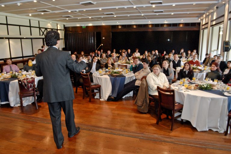 Alejandro Verzoub dictando una capacitación corporativa ante un grupo de participantes en un desayuno de trabajo