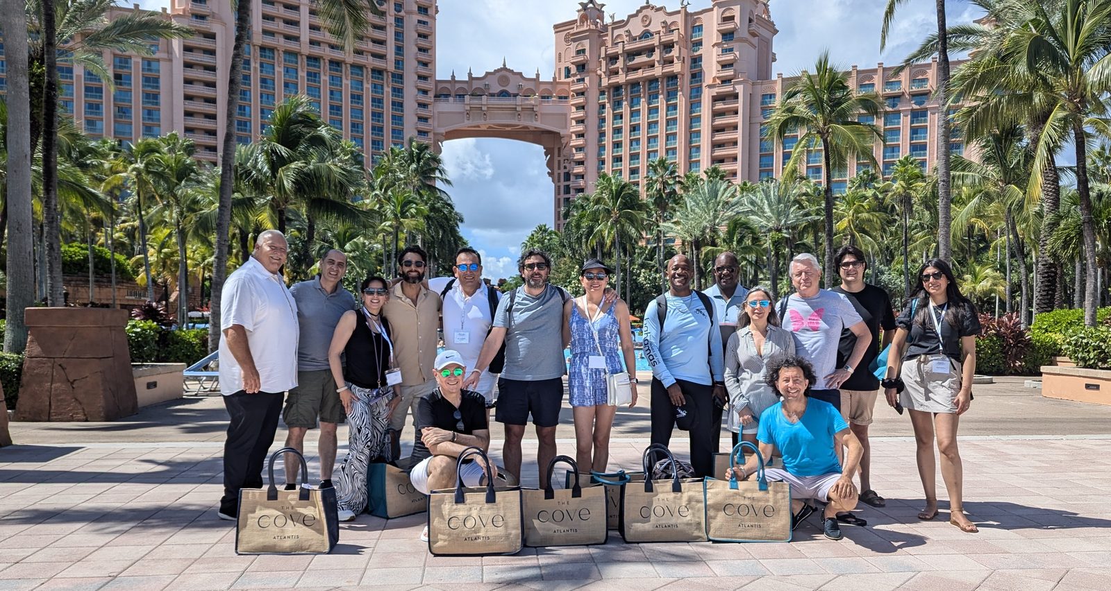 Grupo de Hosted Buyers frente al hotel Atlantis, Bahamas