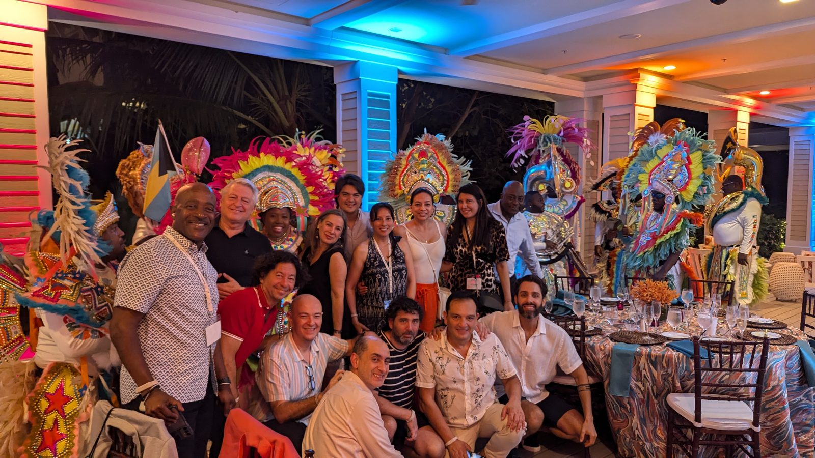 Cena con bailarines de Junkanoo durante un FAM trip en Bahamas