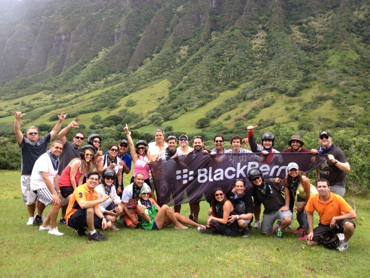Grupo con bandera de BlackBerry en Kualoa Ranch, Hawaií